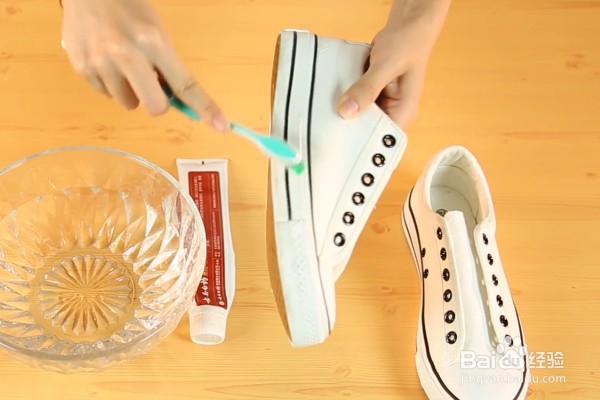 如何清洗白色鞋子？