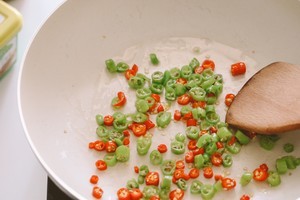 如何做椒麻避风塘鸡翅？