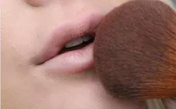 哑光红唇妆画法步骤