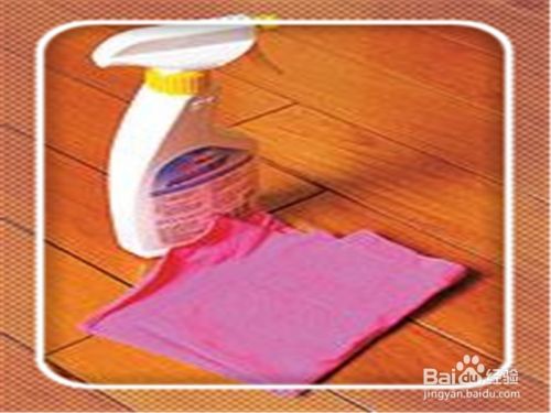 厨房的地板上的油渍怎么清理比较干净？