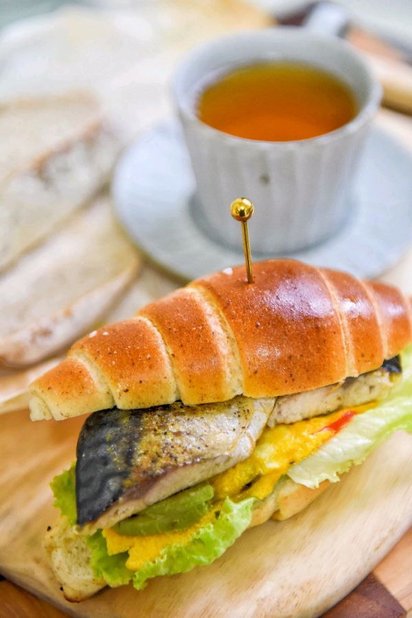 青花鱼牛油果三明治