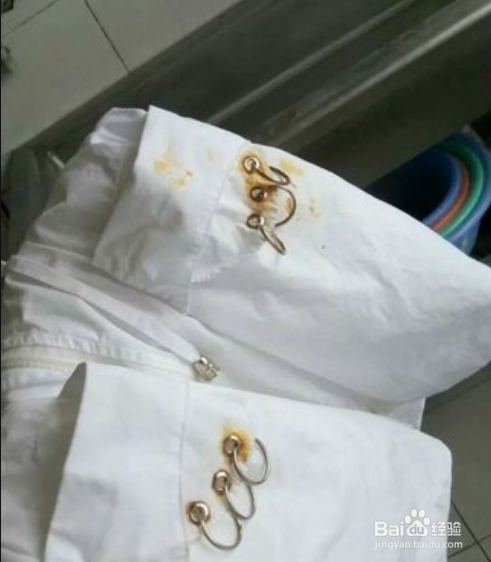 怎么去除白衣服上的铁锈?
