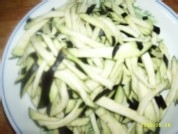 自创茄子的家常做法：辣椒炒茄子丝