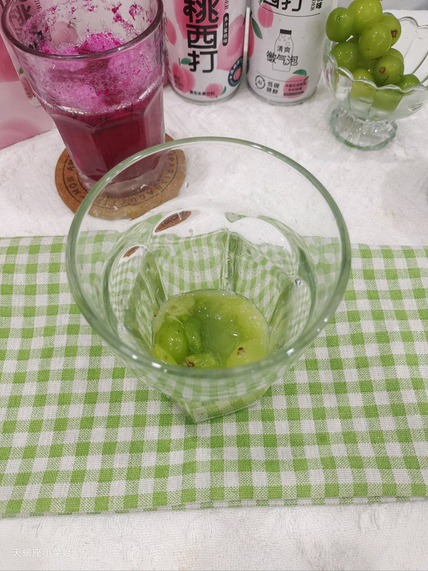 青提桃桃养乐多