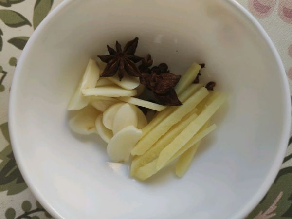 猪肉酸菜炖冻豆腐