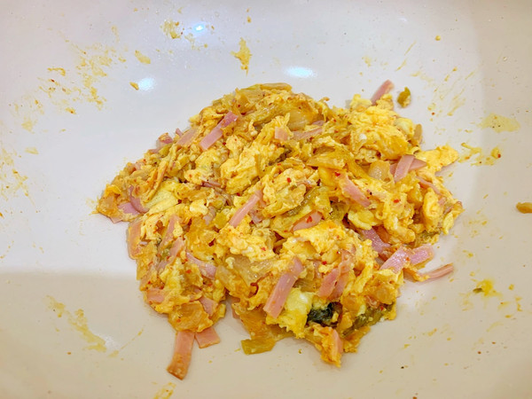 芝士泡菜火腿蛋卷饼和芒果酸奶