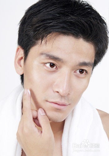 男士脸上毛孔粗大怎么改善