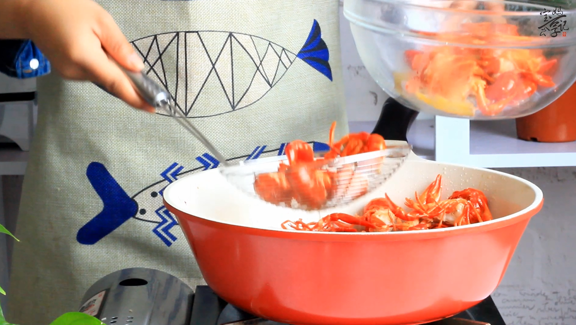 色香味俱佳的蒜蓉小龙虾，原来是这样做的啊！