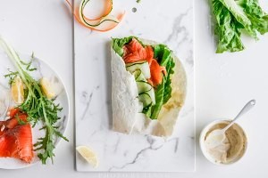 在家制作美味的烟熏三文鱼蛋白粉卷饼运动餐