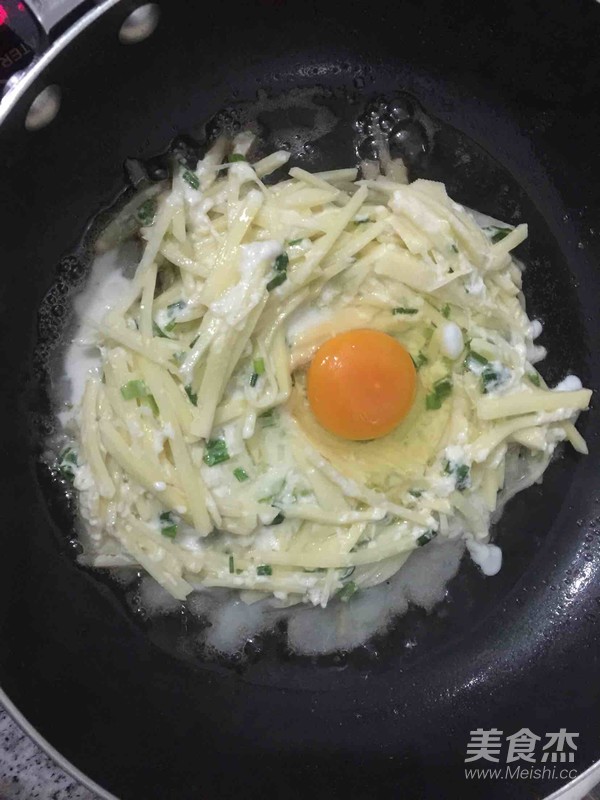 土豆摊蛋饼的做法