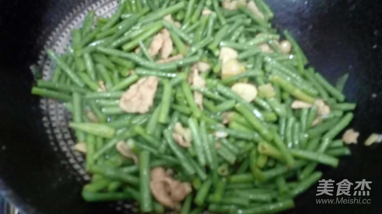 豇豆炒肉的做法