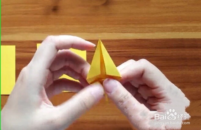 如何用折纸折出枫叶的形状