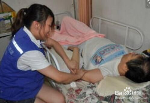 怎样防止瘫痪在床的老年人出现褥疮