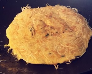 面条做的鸡蛋香葱银丝饼