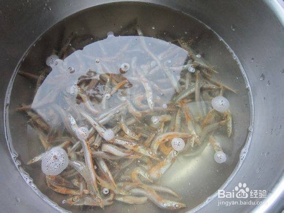 毛芹炒小青鱼的做法