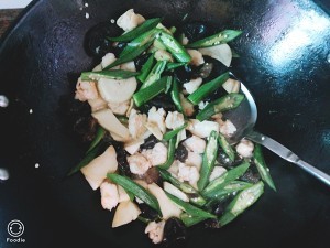 健康养生佳品秋葵杏鲍菇木耳炒虾滑的做法