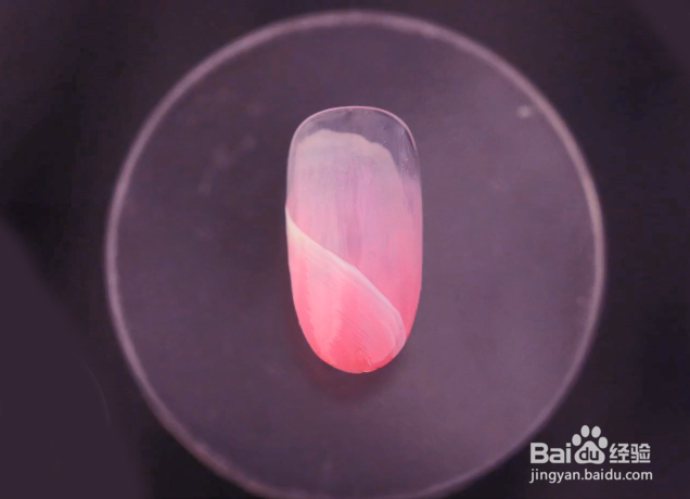 怎样做交错丝带渐变美甲？