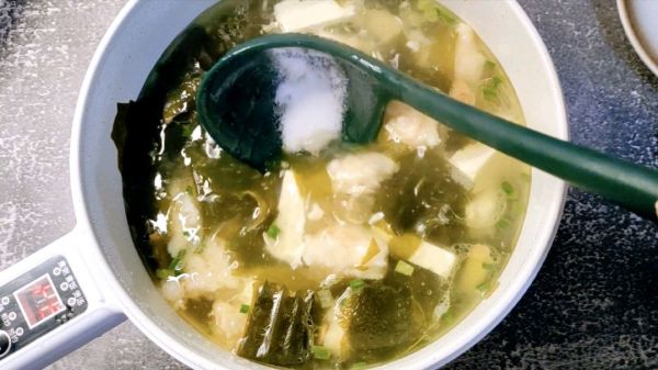裙带菜虾滑豆腐汤
