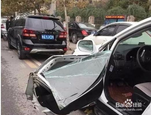 这辆日系豪车停路边被大巴撞了，大巴车主心慌慌