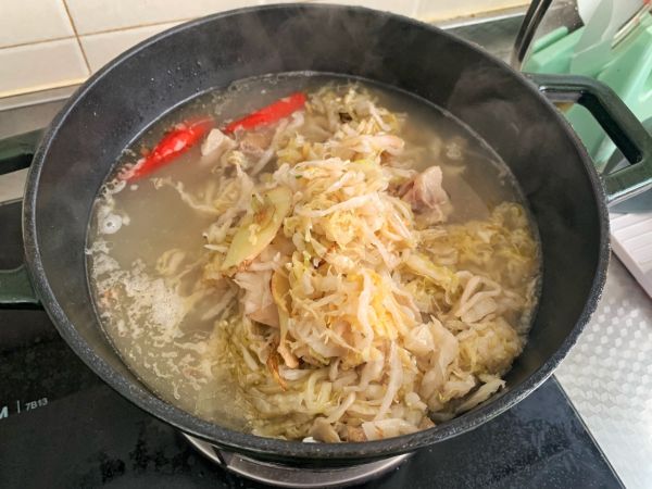 上大骨头炖酸菜