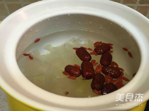 红枣银耳羹的做法