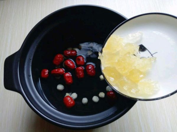 冰糖红枣银耳雪梨汤
