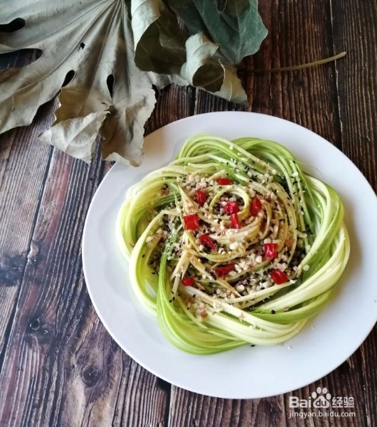 如何做一道凉拌西葫芦。