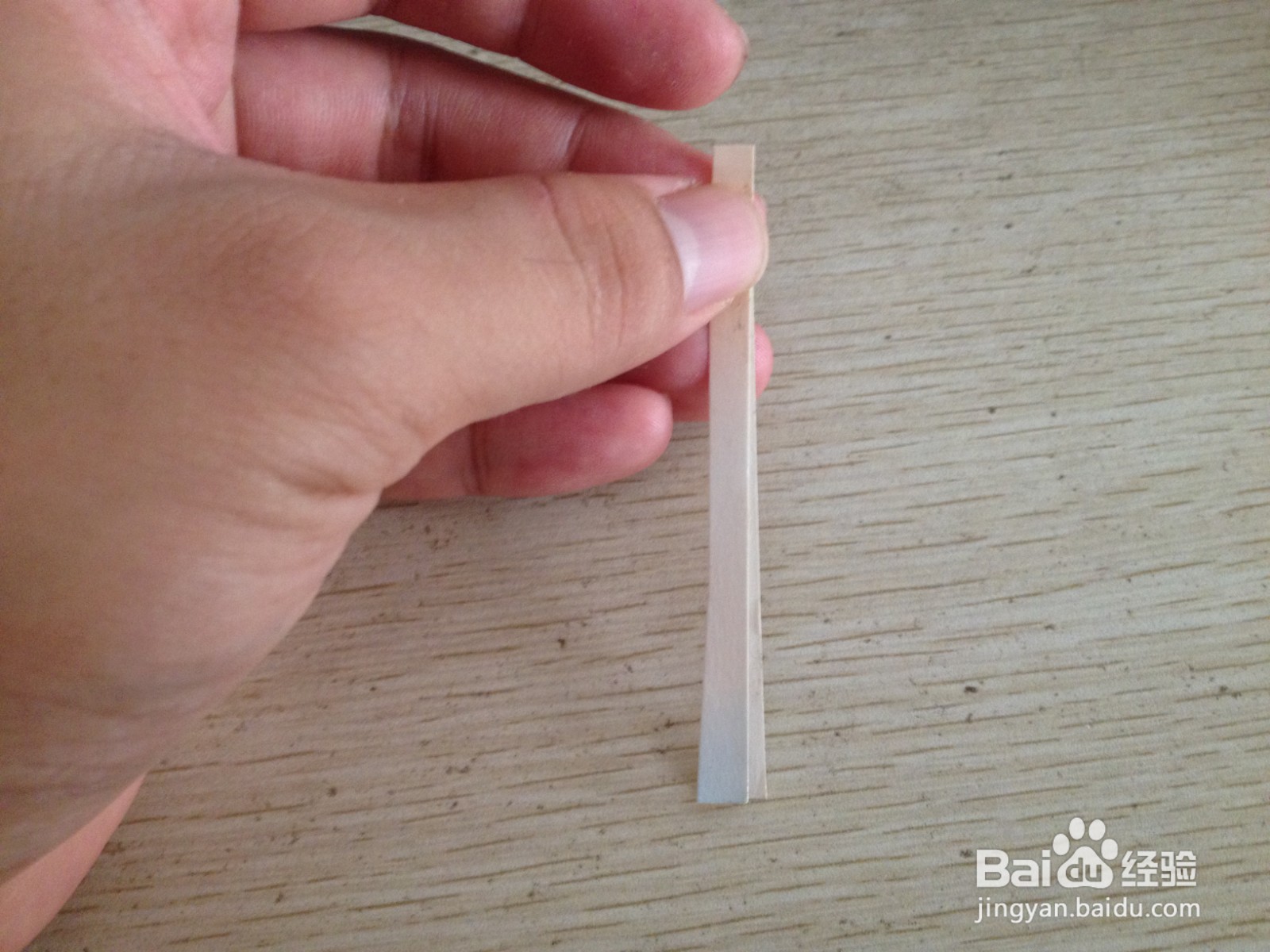 如何用一个细长的硬卡纸做四支中性笔的简易支架