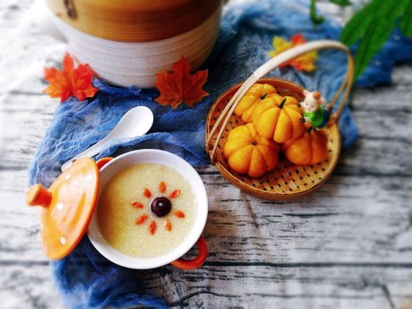 南瓜豆沙包、红枣小米粥
