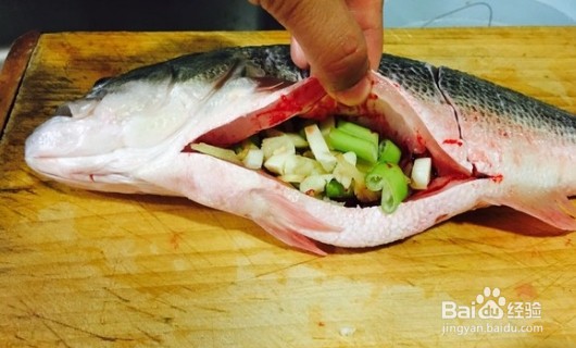 怎样在家自己做清蒸鲈鱼。