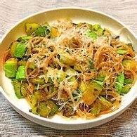 制作西葫芦奶酪意面