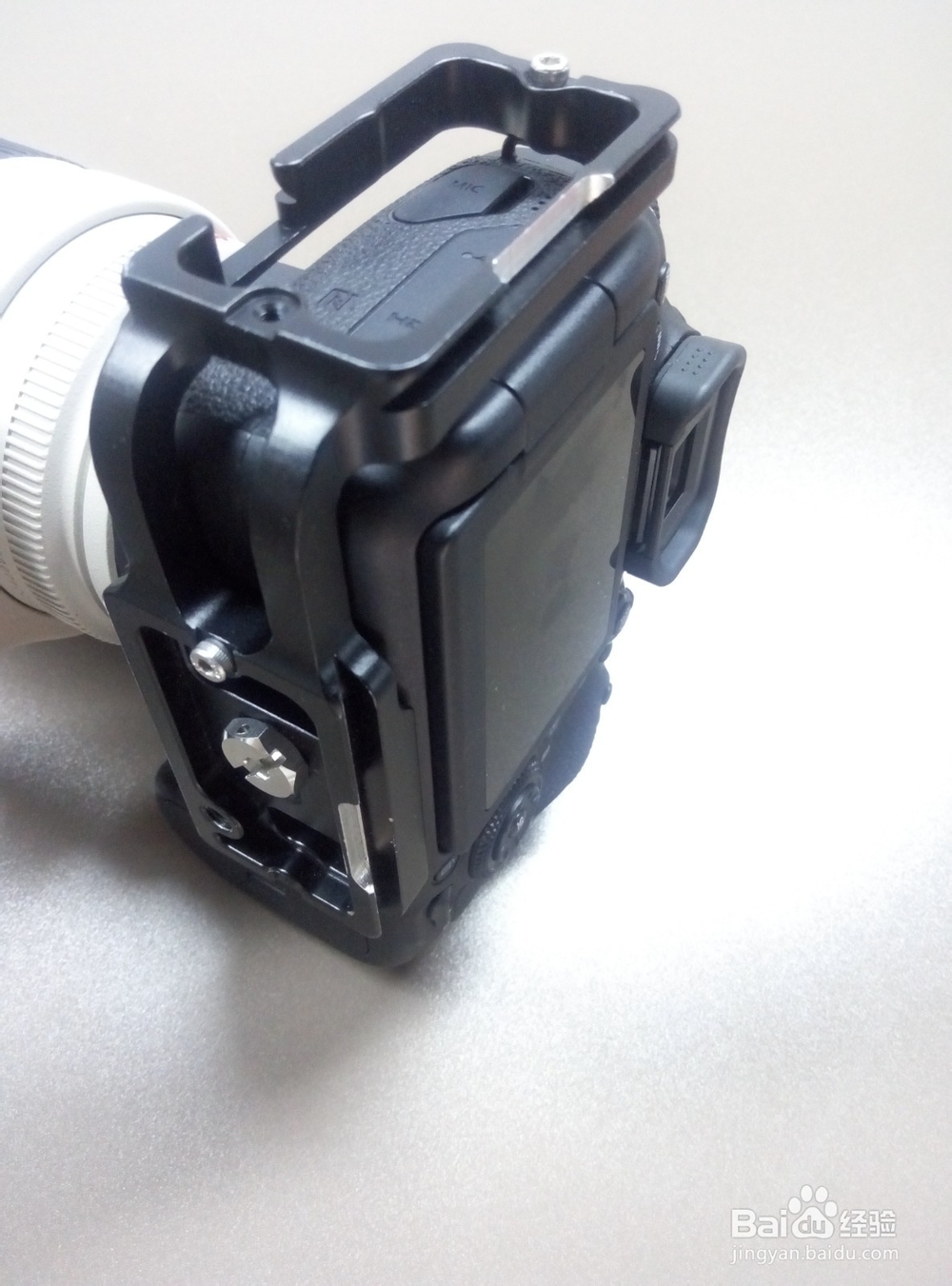 怎么把相机装在三脚架上