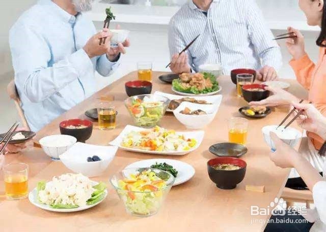 饭桌上的礼节规则之一