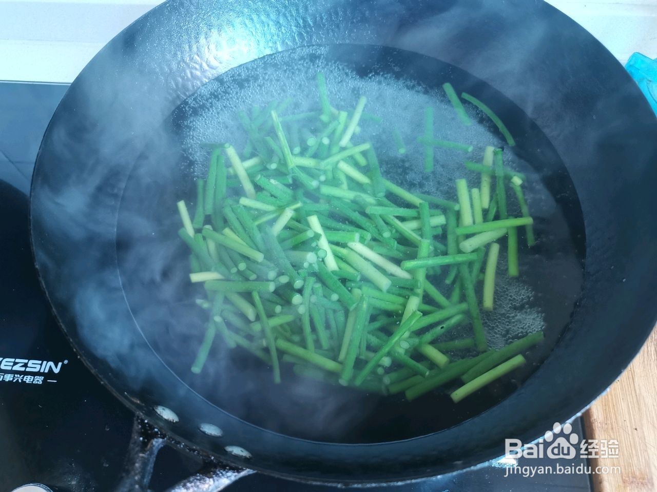 蒜苔炒腊肠的做法