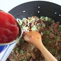 制作牛肝菌肉酱意面