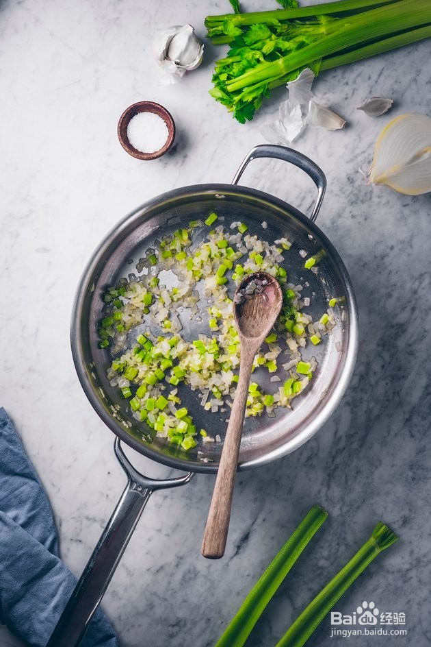 风靡国外的金枪鱼面条砂锅怎么做