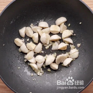 鱼丸炒油麦菜的做法