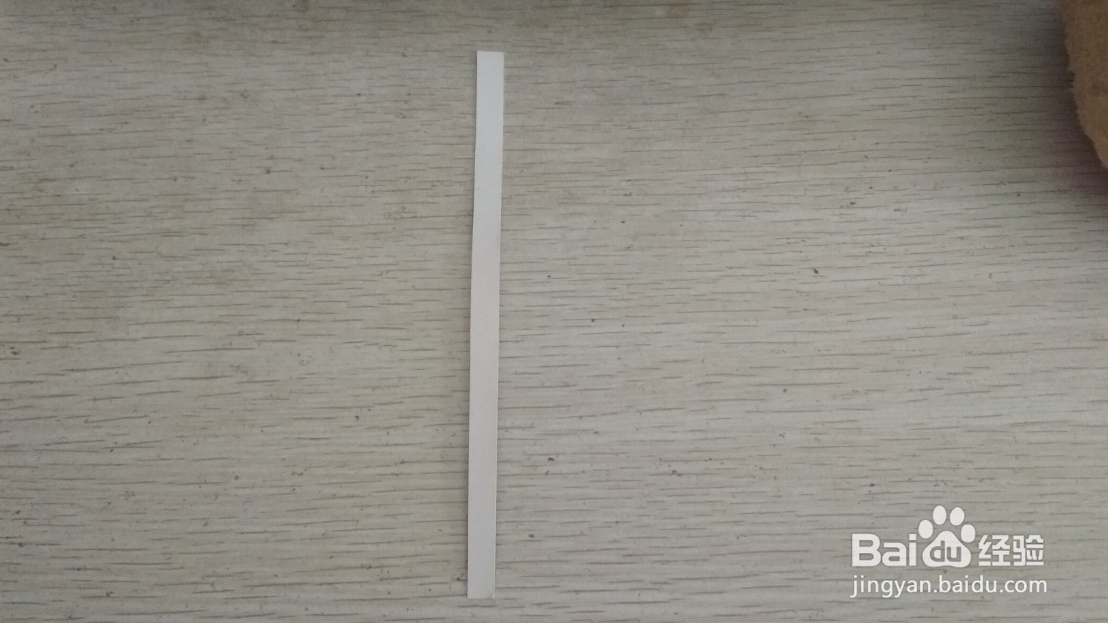 如何用一个细长的硬卡纸做简易的钢笔的支架
