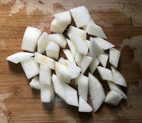 桃胶藏红花雪梨银耳汤