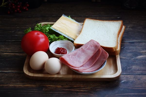 鸡蛋火腿蔬菜三明治