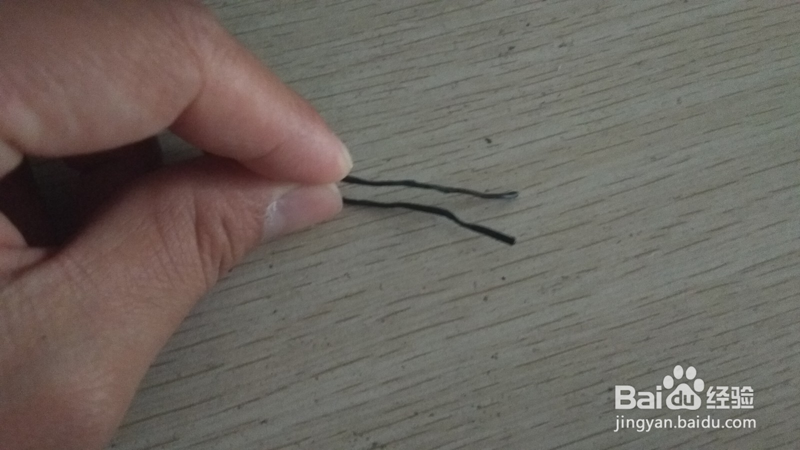 如何对折使得数据线绑绳成为简易的中性笔的支架