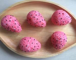 食补佳品草莓饭团的做法
