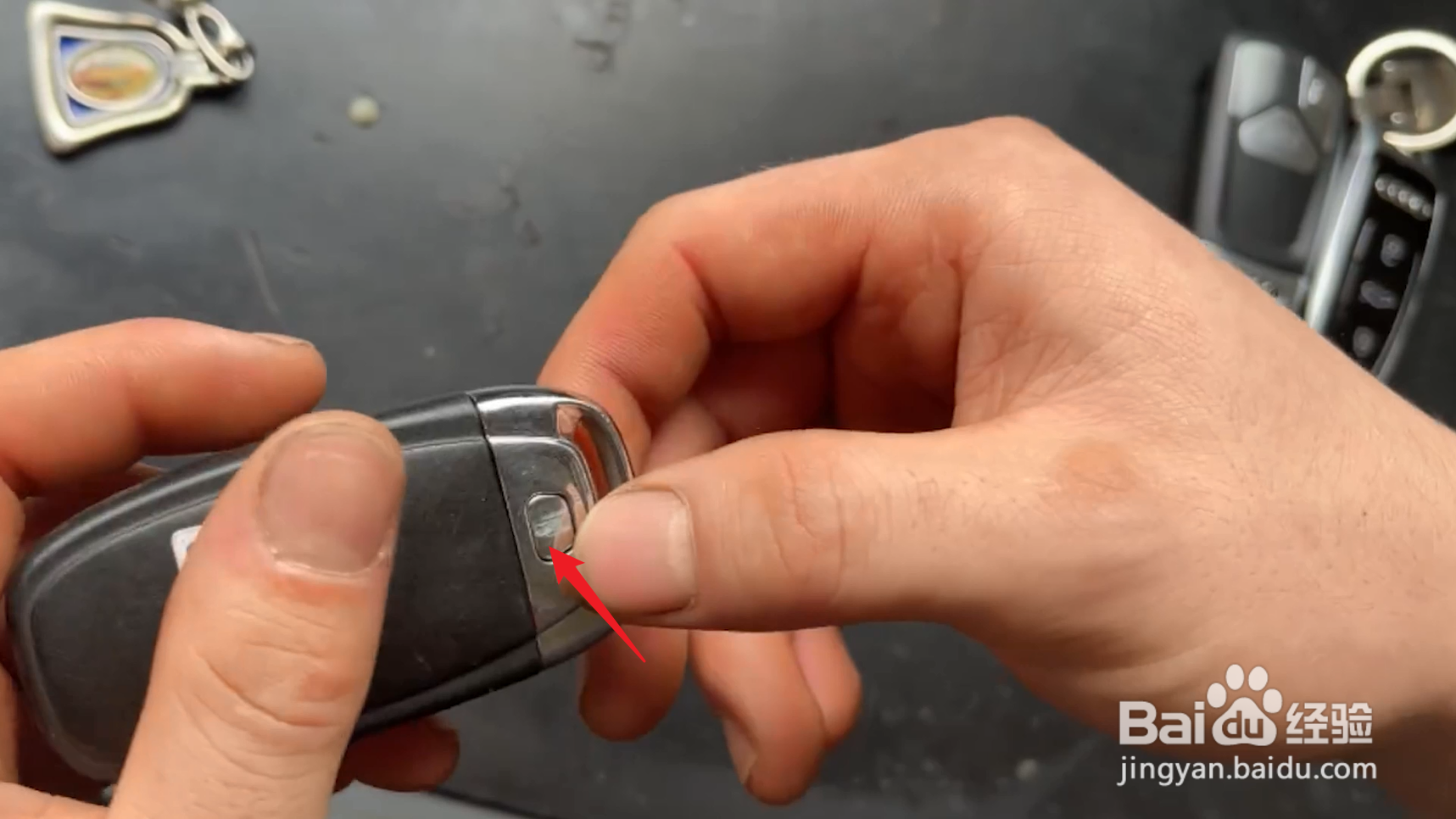奥迪车钥匙怎么换电池