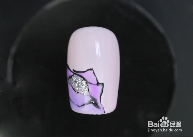 怎样做淡粉色拼接图案美甲？