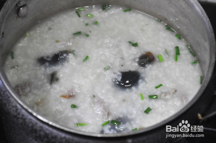 如何做皮蛋瘦肉粥。