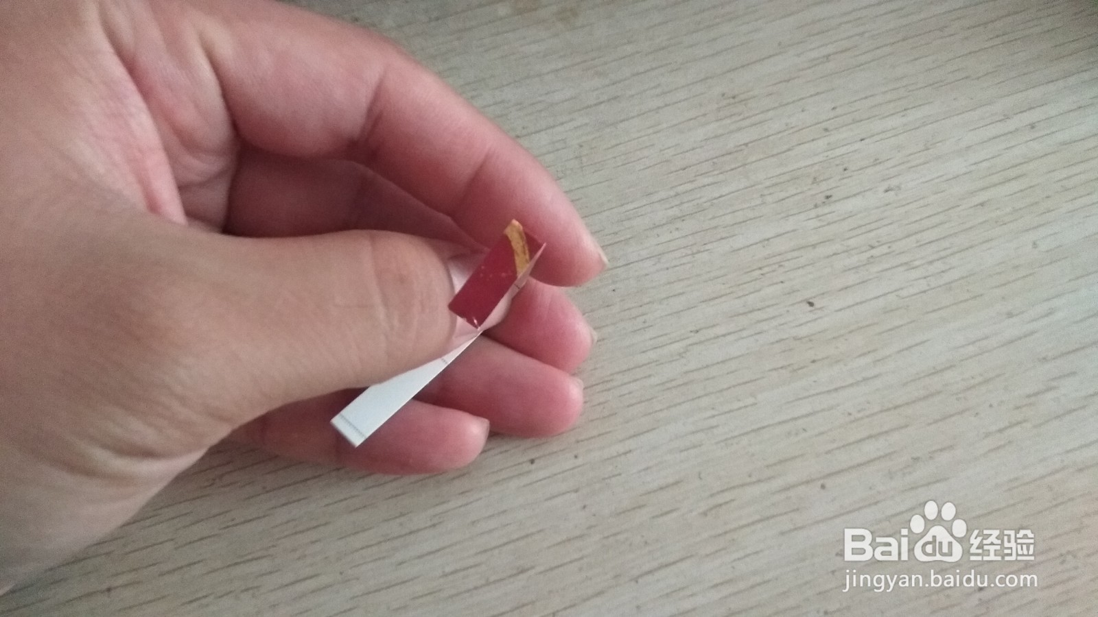 如何用一个细长的硬卡纸做三支中性笔的简易支架