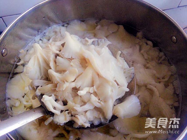 鸡蛋炒黄蘑的做法