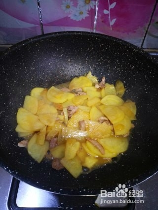 五花肉炒土豆
