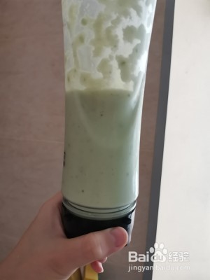 清新败火的青苹果苦瓜牛奶果汁