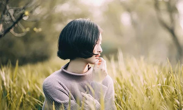 男朋友不向别人承认我是他的女朋友,什么心理